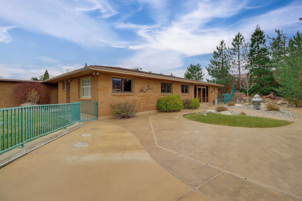 2 Living Areas + Library! Home 22 Mi to Mt Rose