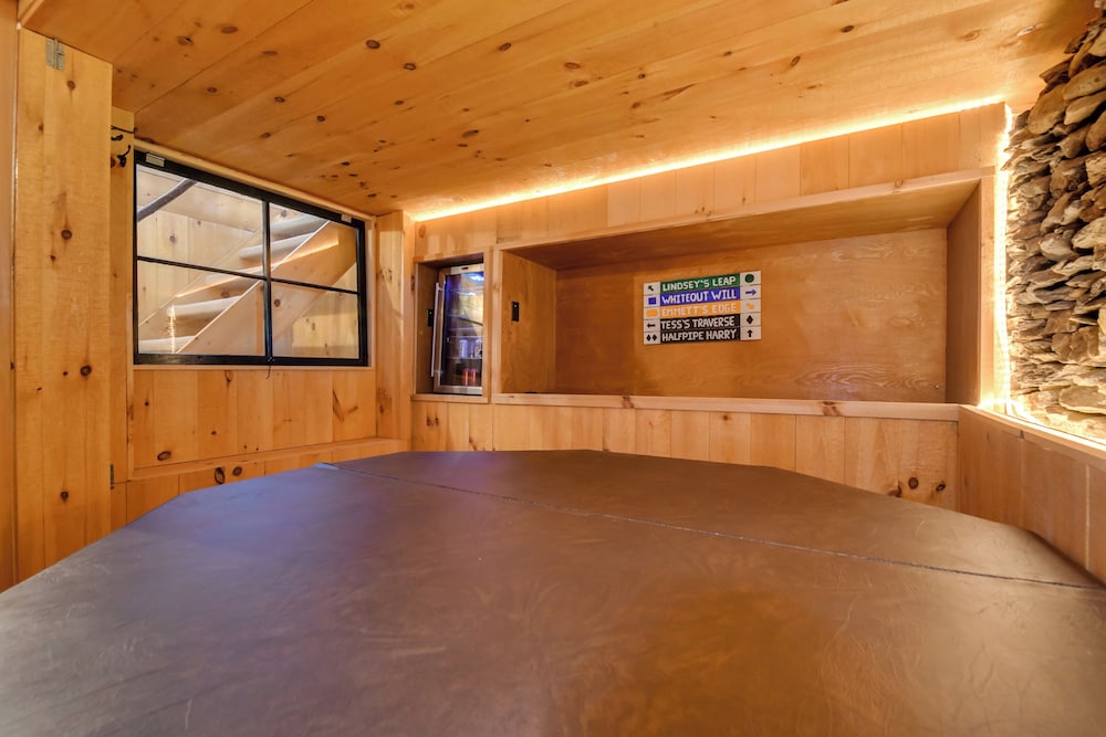 Ski-in/ski-out Sugarbush Retreat w/ Indoor Hot Tub