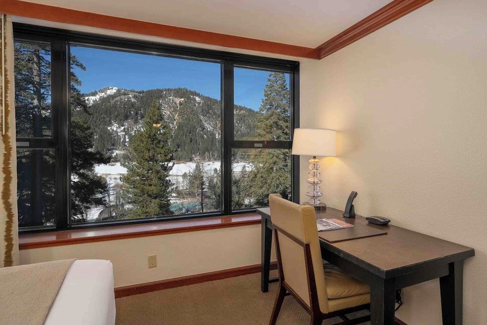 1BR Condo w/ Access to Resort Pools, Spa & Gym