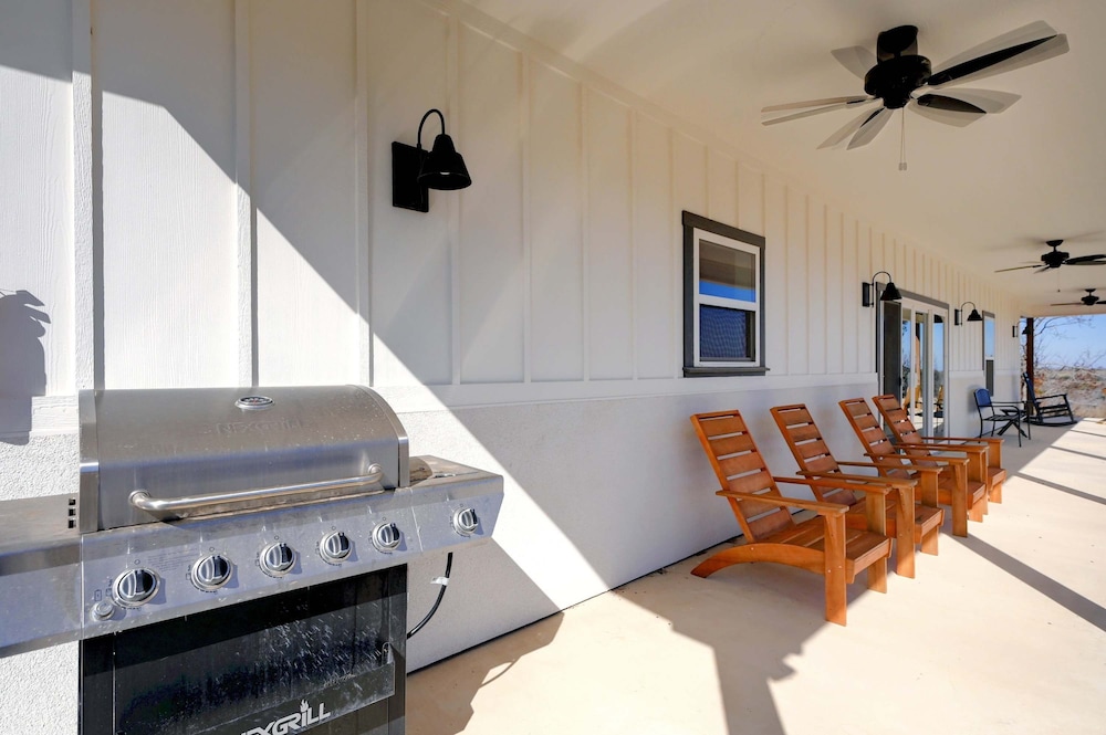 Secluded Hill Country Getaway Stunning Views Fire Pit 15 Min to Main Street 12 Guests