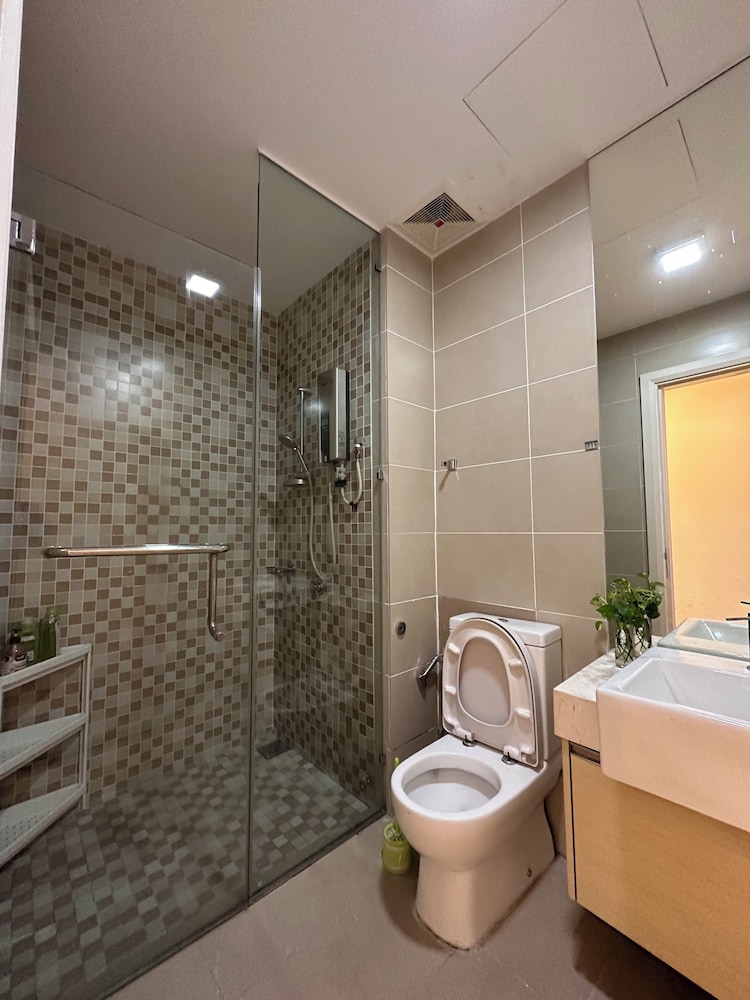 Skyline Luxe 4BR Retreat with En-suites
