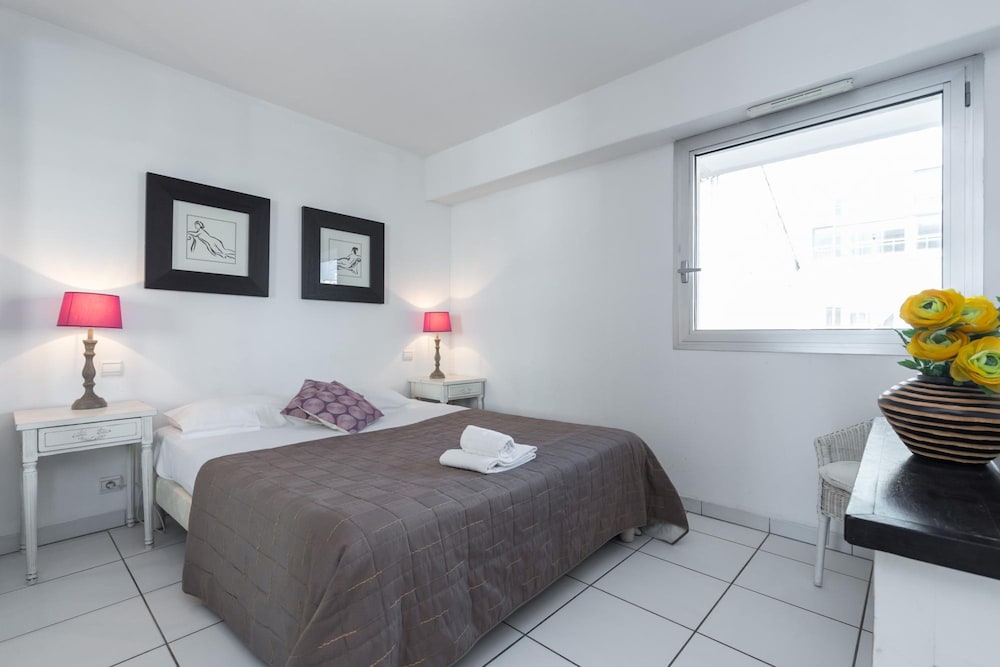 Bright two Bedroomed Apartment on the Beach in Cannes With Huge Terrace With Fabulous sea Views - 2001
