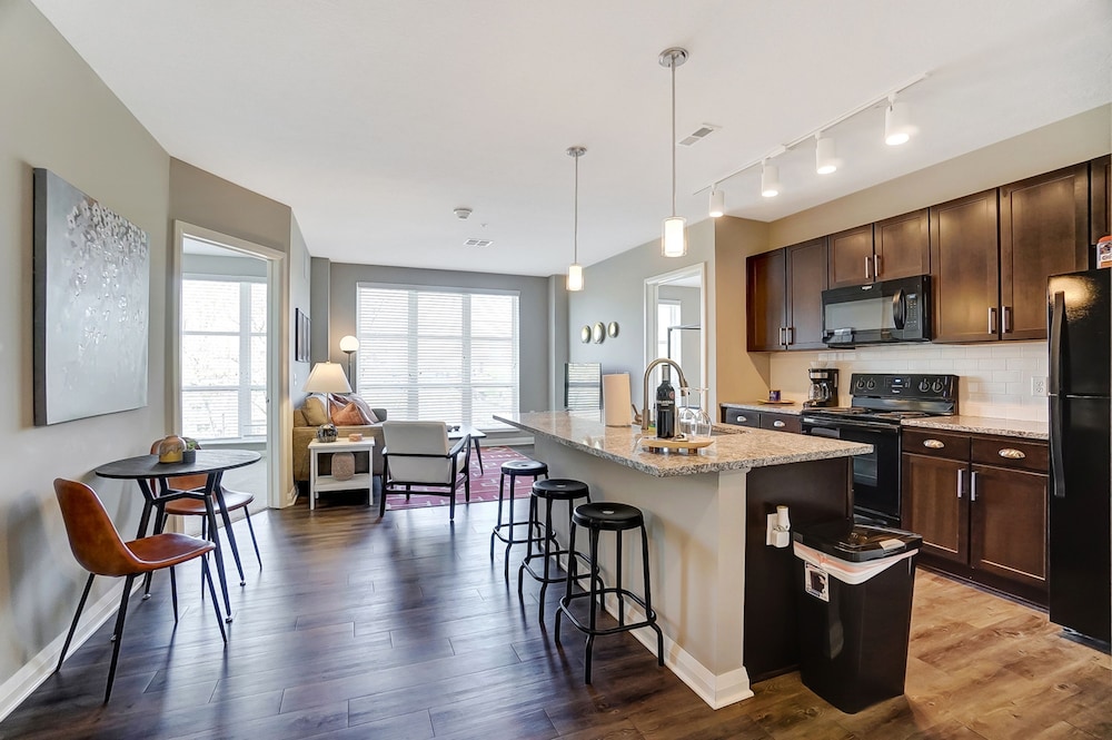 Downtown Designer 2BR Parking W D Gym Pool