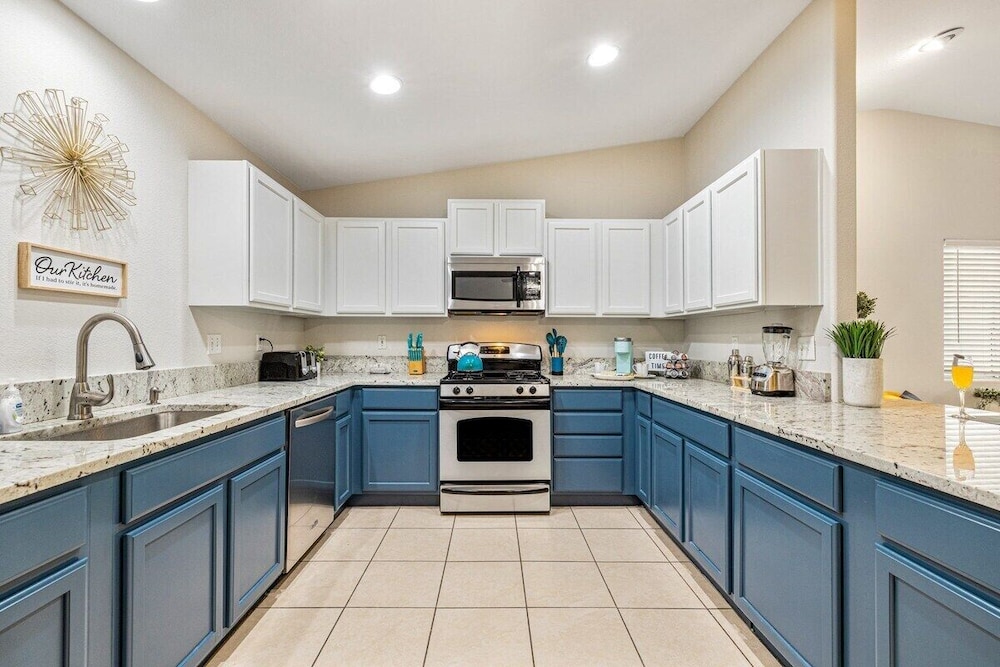 Desert Fun 4BR Retreat with Pool