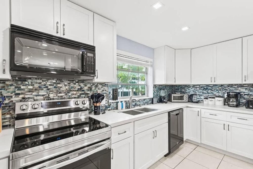 Colonial Manor Condos - Fort Lauderdale