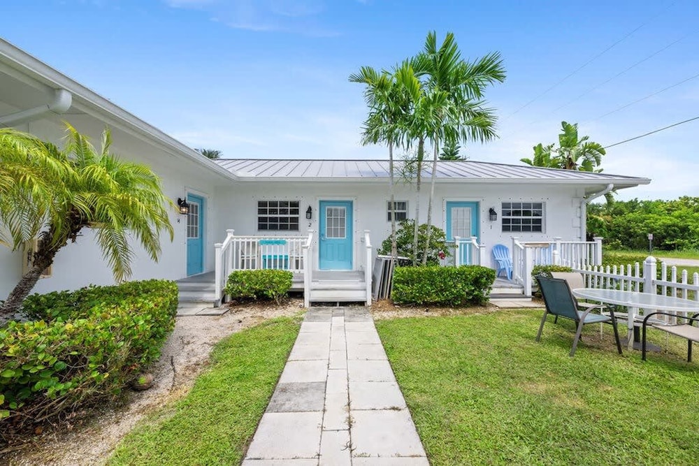 13 Queen Size Bedroom Near the Beach Pet Friendly