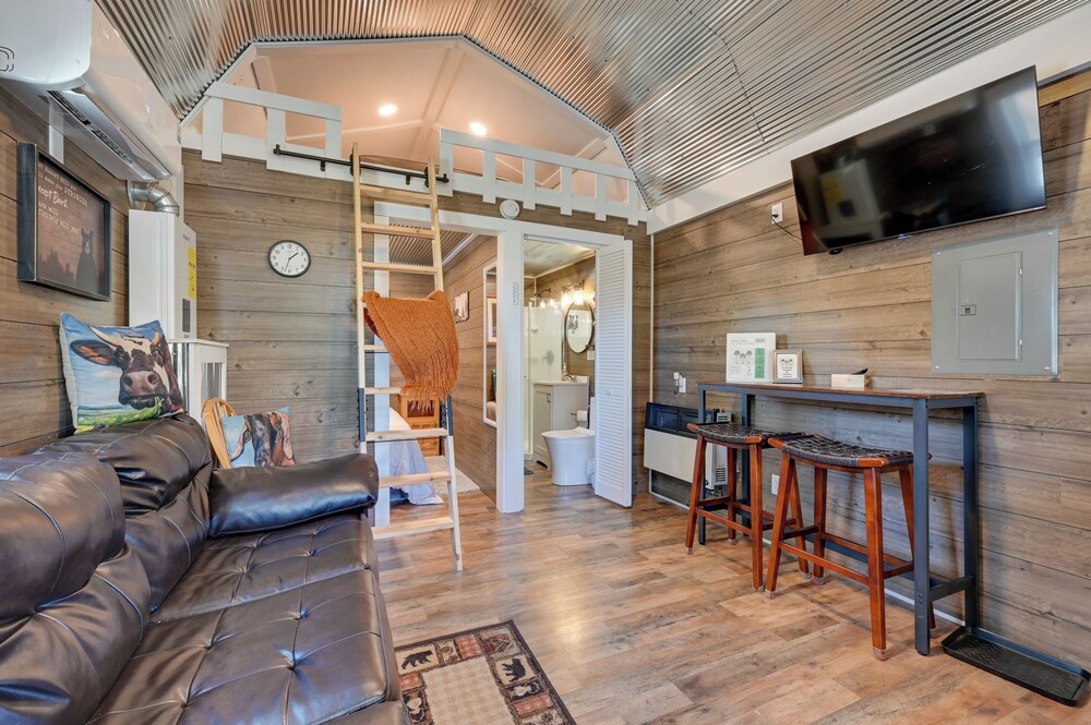Cabin w/ Trail & Pond Access in Steamboat Rock!