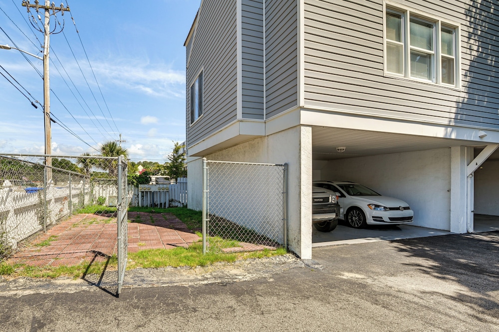 Steps to Sand: Walkable Condo in Myrtle Beach!