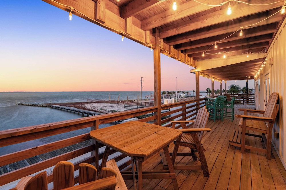 Laguna Sunrise Water Views, Private Pool + Minutes to Padre Island & Beaches