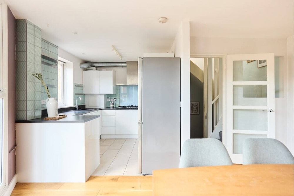 The Brunswick Retreat - Warm 3bdr Flat With Balcony