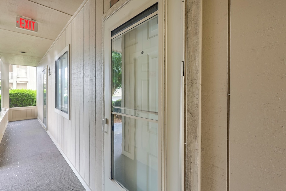 5 Mi to Cherry Grove Beach: Dog-friendly Condo!