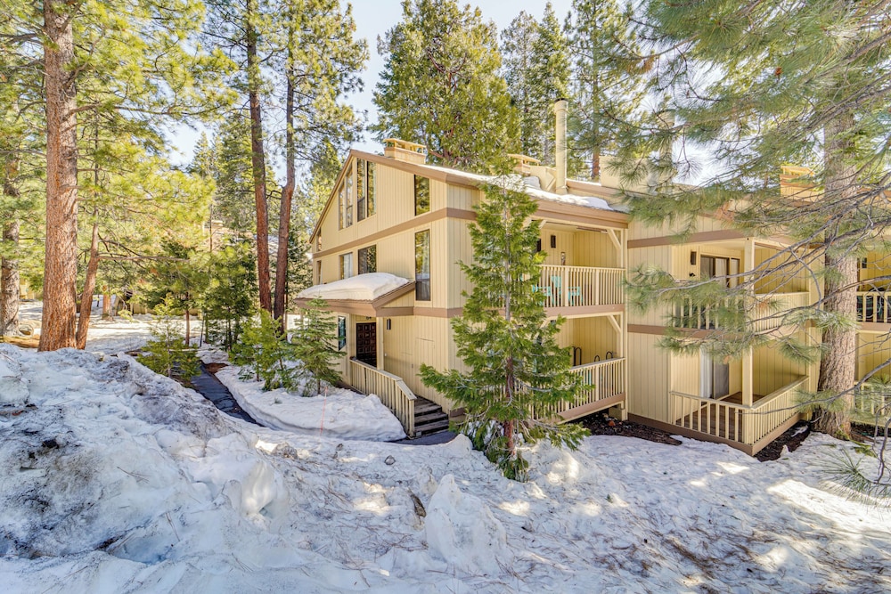 1 Mi to Lake Tahoe: Condo w/ Pool Access