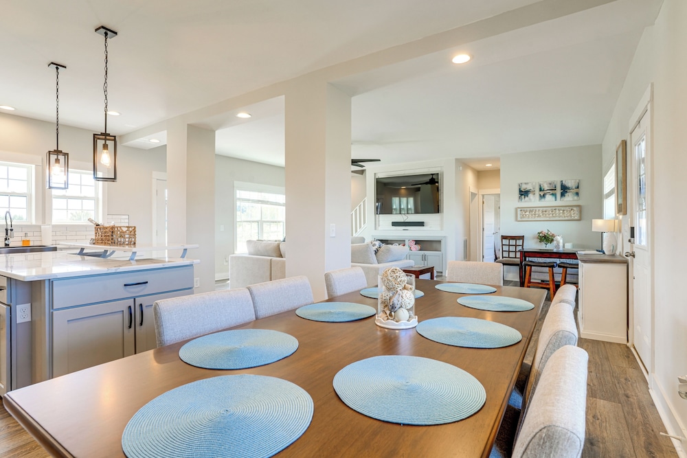 5 Mi to Lake Anna State Park: Modern Family Home!