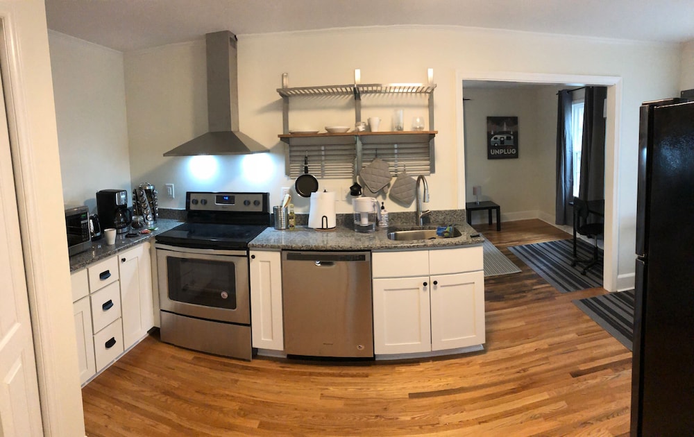 Renovated Cottage Minutes From Downtown