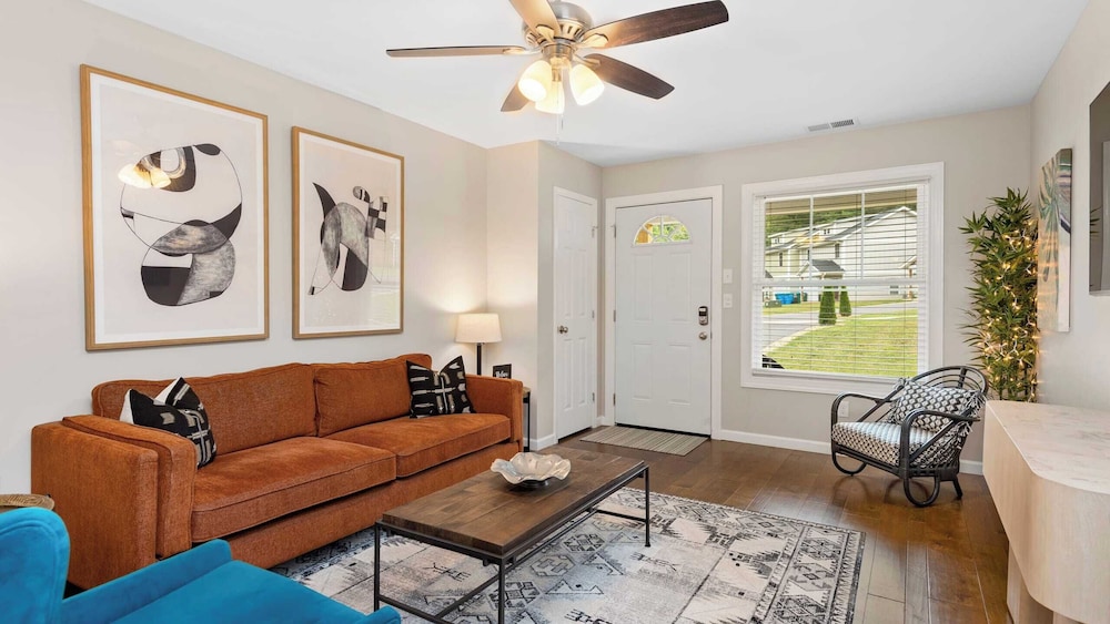 10 Townhomes, Sleeps 89 6 Mins to DT Asheville Sycamore Cove by Avantstay