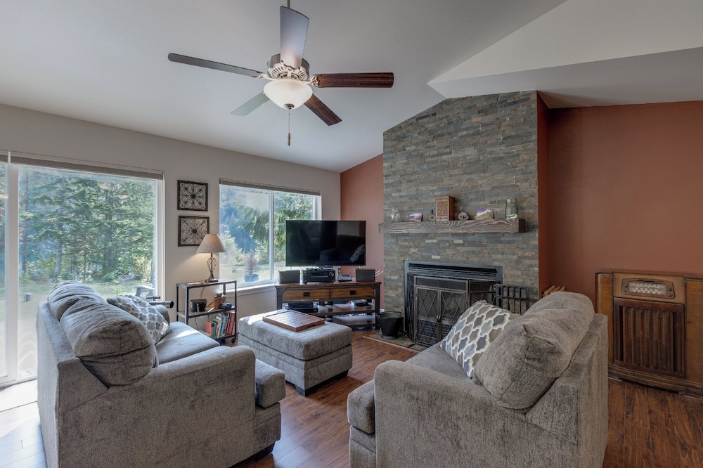 A Re-styled Single Story, 3-bedroom, 2-bath Ranch Style Cabin at Silver Lake