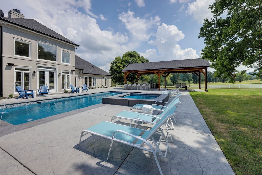 Majestic Manor-private Hundred Acre Yard-pool/spa
