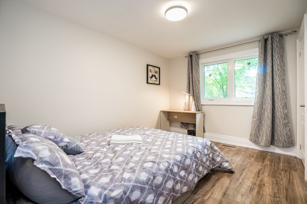 Entire Bungalow 5 Bedrooms - Image 4