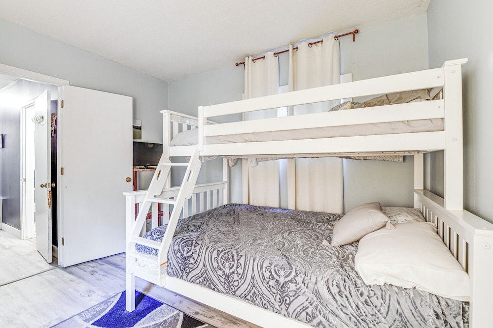 < 1/2 Mi to Sugarbush Resort: Condo w/ Deck!