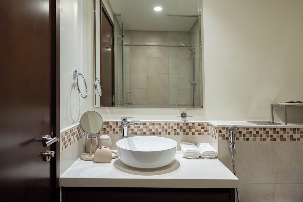 KeyRock - Chic 2BR Escape with Pool