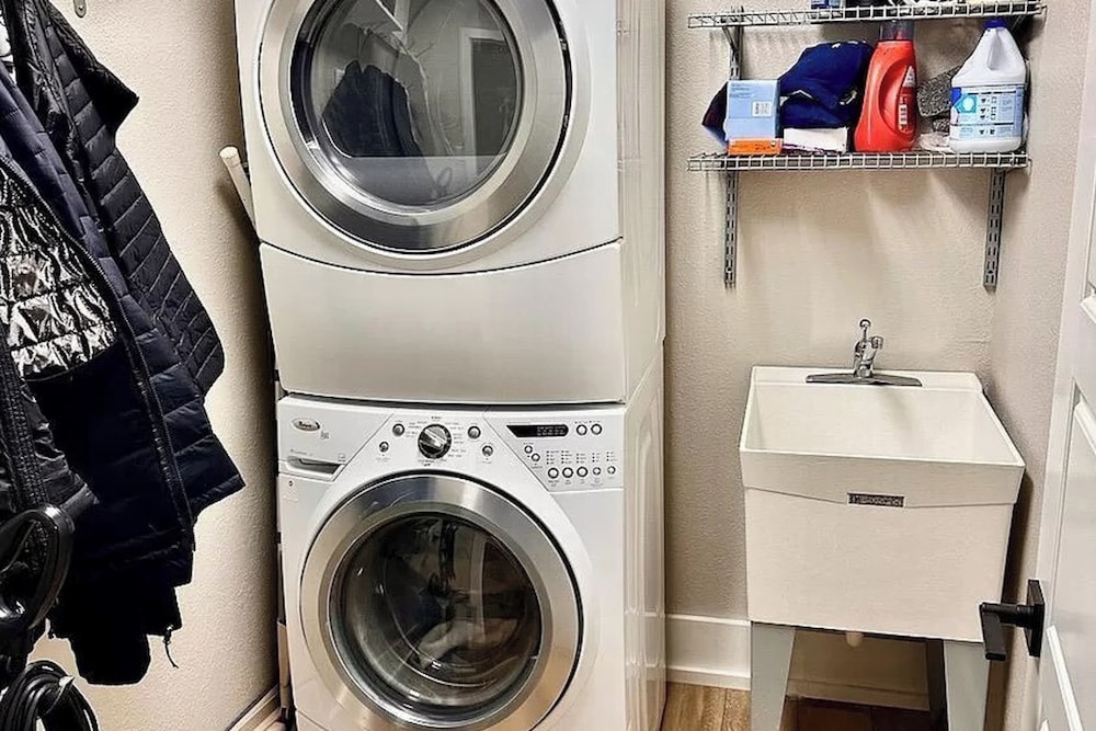 2BR Updated Dtwn Condo: Streaming, Patio, W & D