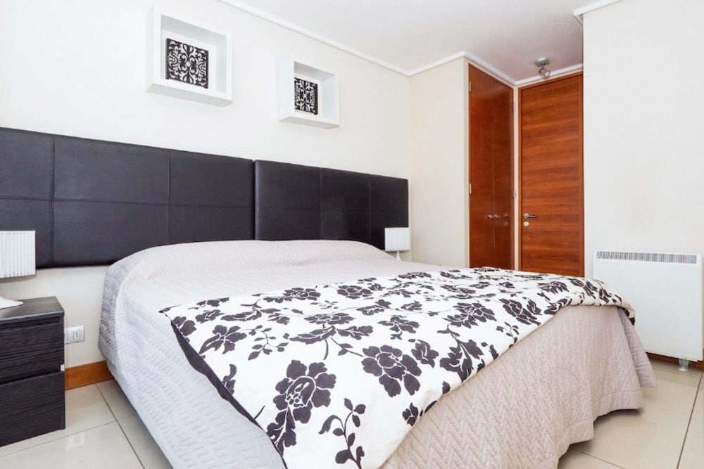 Stylish 1BR Apt w Top Location Metro Pool Gym