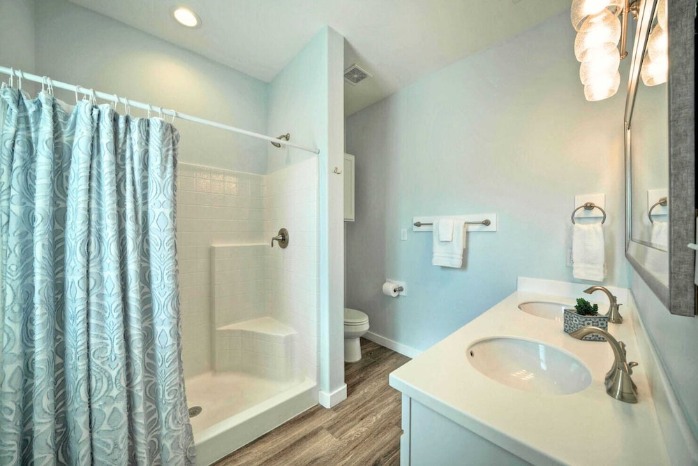Sleeps 23, 2 Beachside Homes Resort Pool, Walk to the Beach, Balcony + Yard