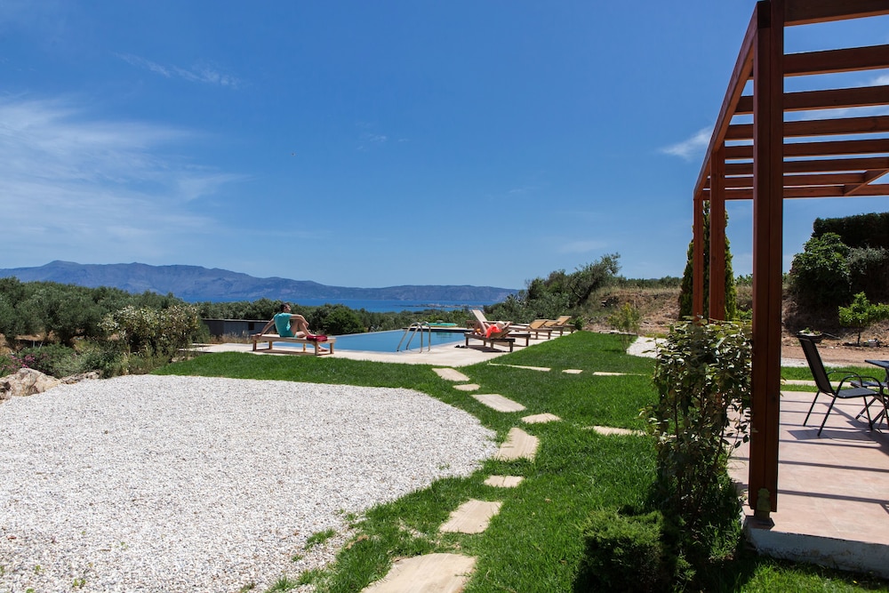 Agarathos Traditional Rooms