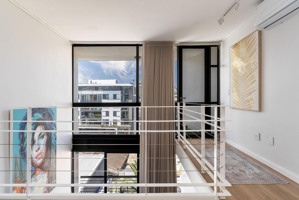 Urban Palette - Modern Artistic Green Point Apt
