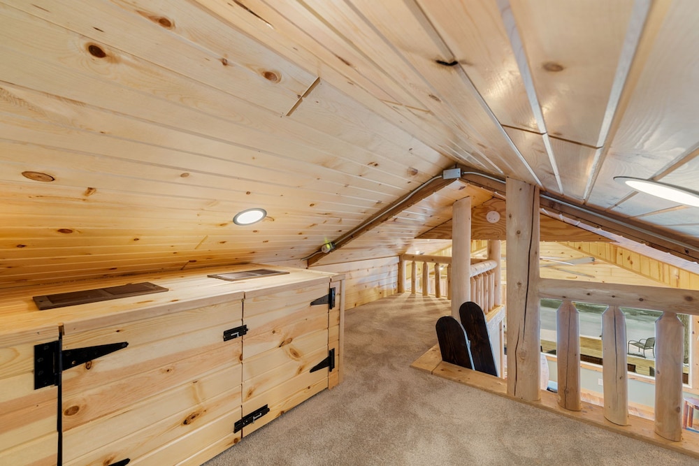 Cozy 3BR Cabin With Hot Tub on Nippersink Creek