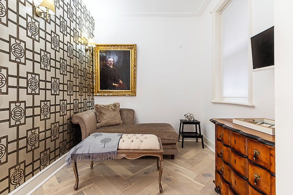 Stylish Buckingham Apartment Victoria