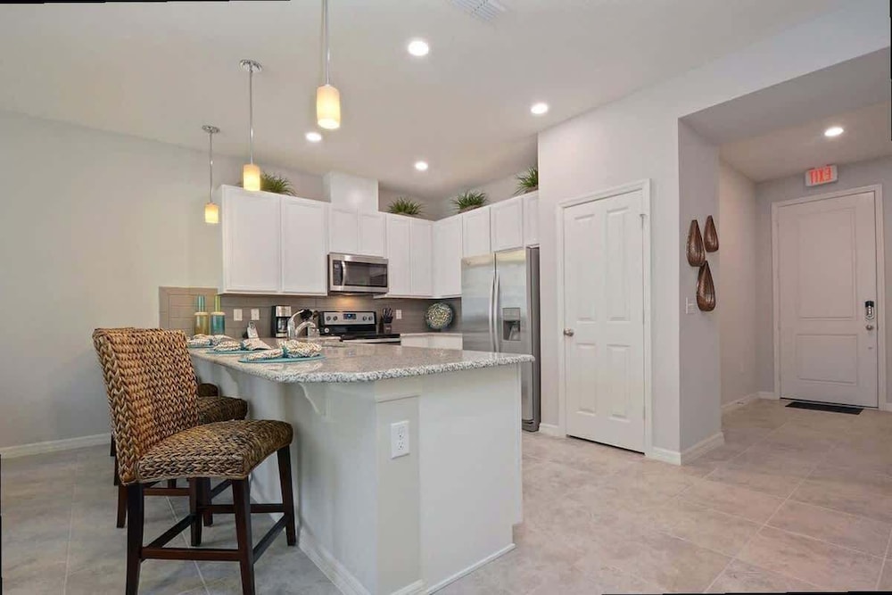 Modern 4BR w Patio Resort Pool Compass Bay
