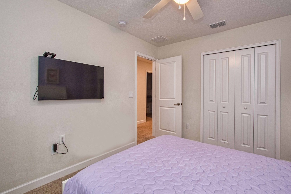 Spacious 6 Bed Home With Pool in Prime Storey Lake