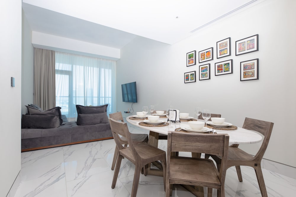 SIMPLY COMFORT Urban Chic Suites in J One Tower City & Canal Views