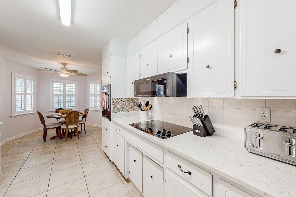 3BR Next to Park w/ Large Yard, AC & W & D