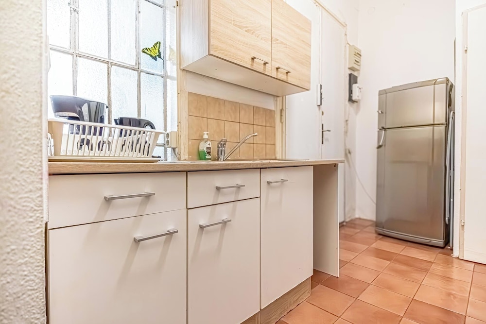 Simple 1BR Apt Long Stay Near Belvedere