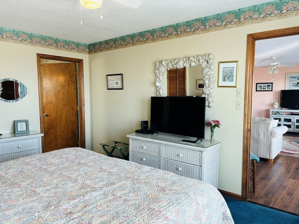Great Place 5 Bedroom Home by RedAwning