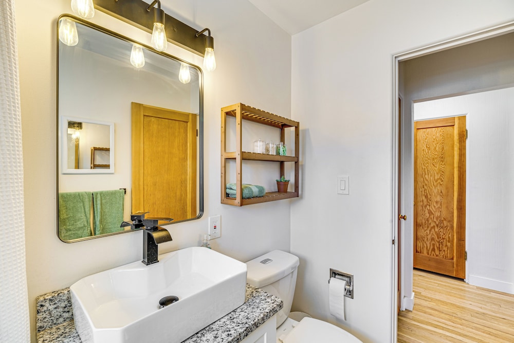 2 Mi to Downtown Colorado Springs: Apt w/ Grill!