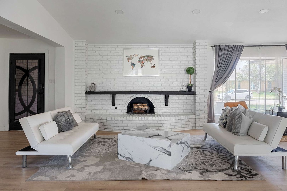 The Belvedere Pet Friendly Spacious Yard