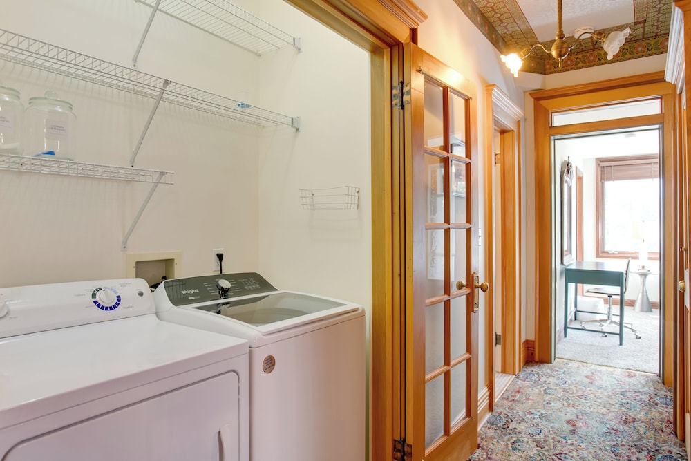 Victorian-style Cheesman Park Apt - 2 Mi to Dtwn