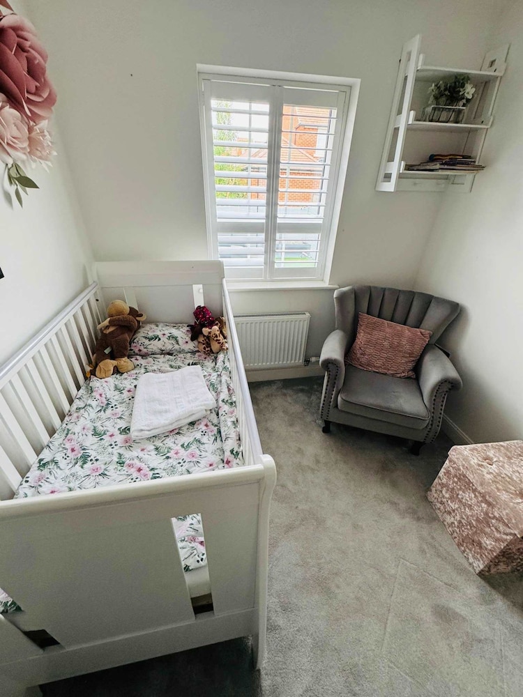 Luxurious Majestic 4 Bedroom- Free Parking