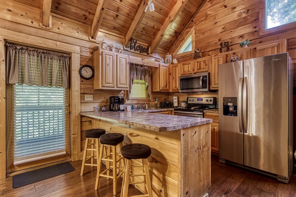 ER222 - Al's Nest - Great Location - Close To Town! 2 Bedroom Cabin by RedAwning view 2