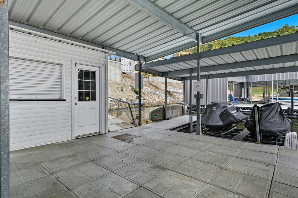Huge Private Dock w/ 2 Slips + 2pwc, Beautiful Views, Lakeside Hot Tub, Pool & Pickleball