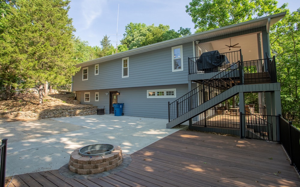 Happy Hideaway 4 Bedroom Home by RedAwning
