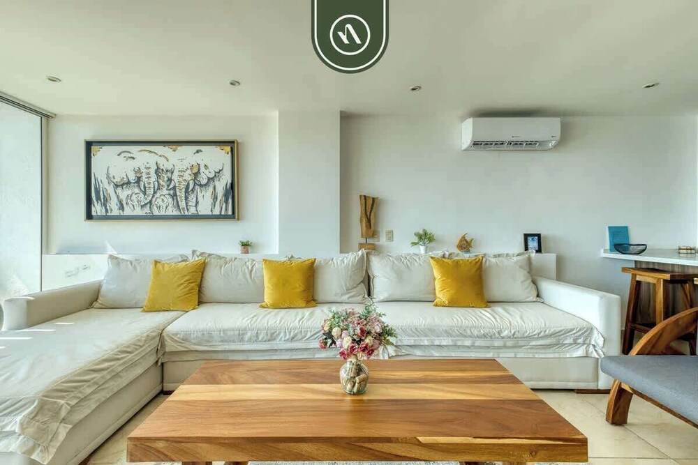 Amazing 3 BR Penthouse With Beachclub