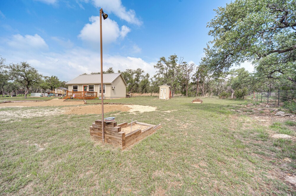 8 Mi to Dtwn Wimberley: Cabin Retreat on 5 Acres!