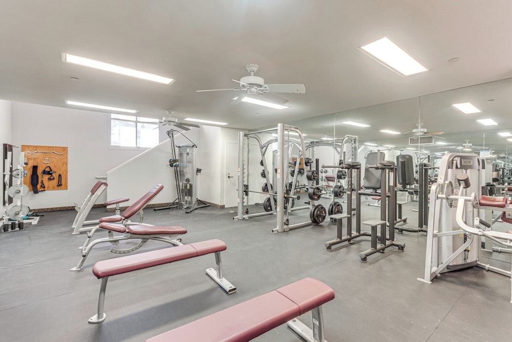 In Golf Course Community: Palm Desert Escape!