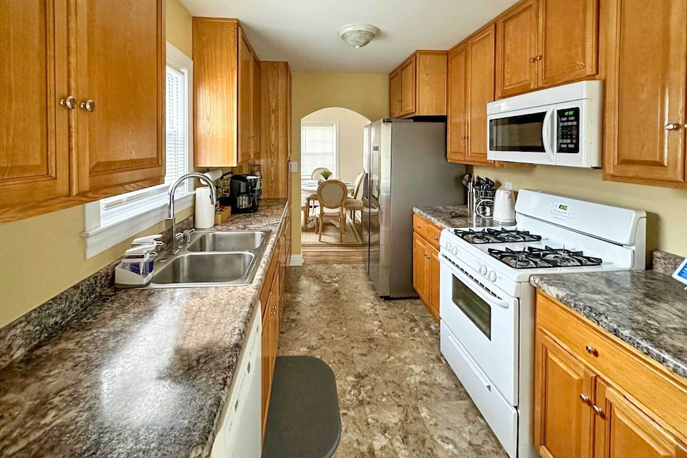 Pet-friendly Louisville Home: Near Distilleries!