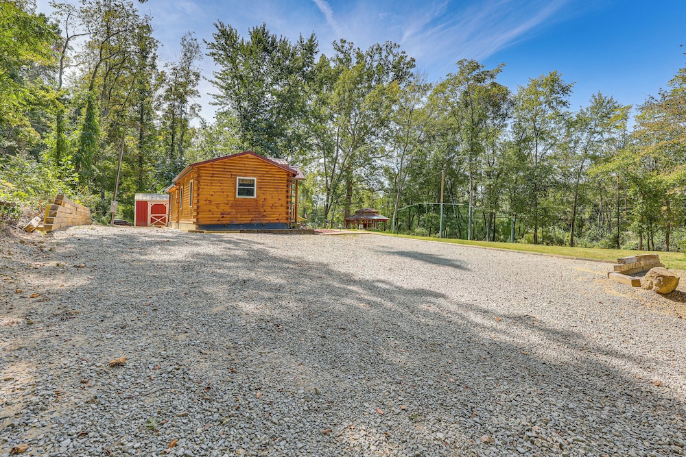 Charming Couples Cabin on 40 Acres in Zanesville