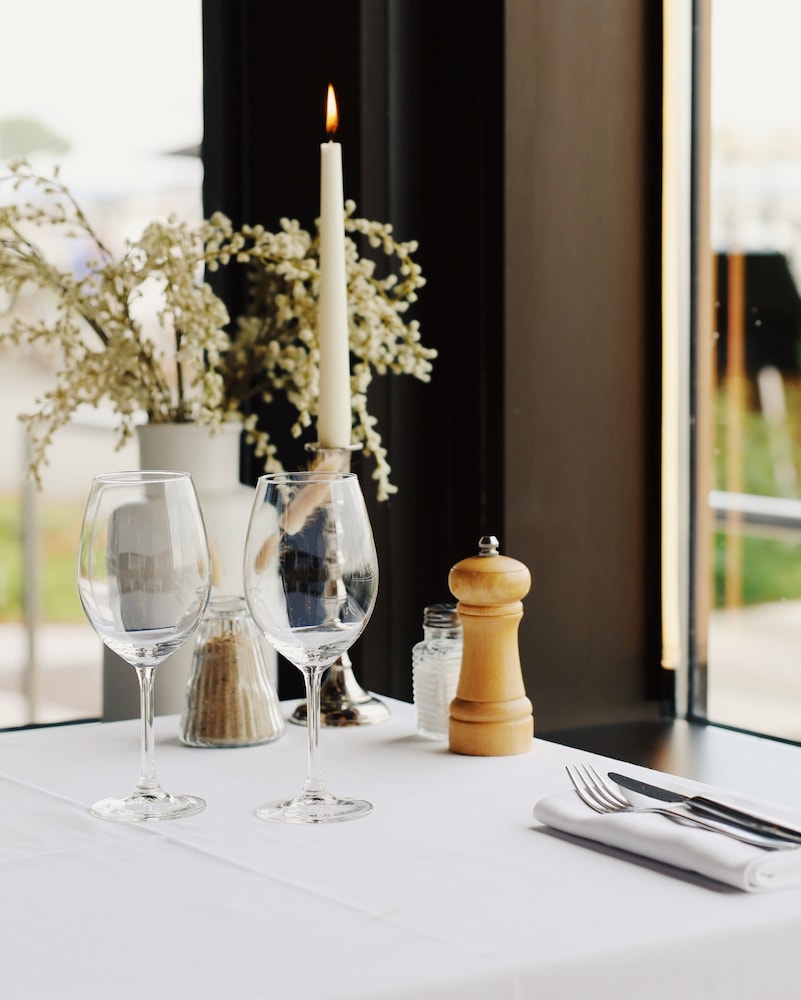 LES SUITES DU PORT by Le Saint Ferdinand